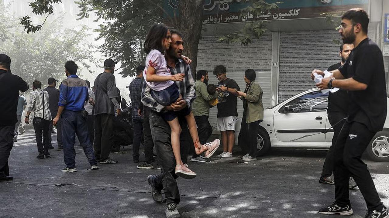 warga iran saat serangan israel