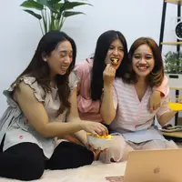 Ilustrasi nonton bersama teman. (Foto: Fimela.com/ADHIB)