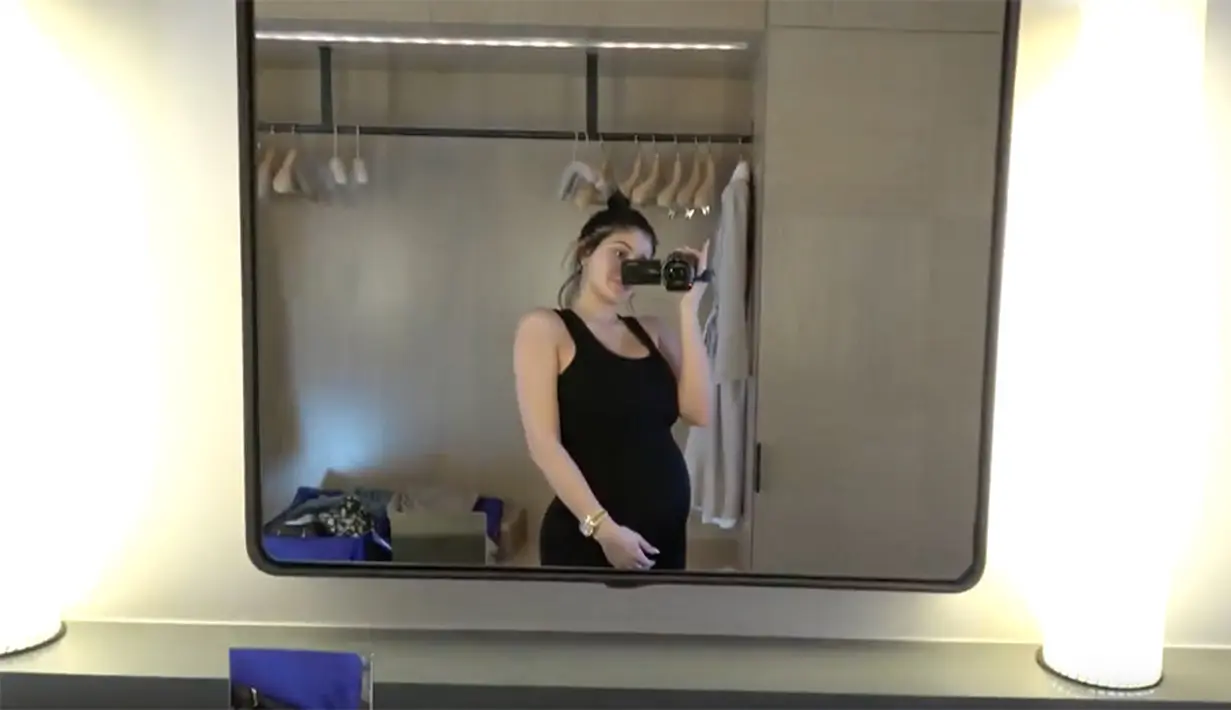 Seperti yang sudah diketahui, Kylie Jenner dan Travis Scott memilih untuk merahasiakan kehamilannya sampai Stormi Webster lahir. (Youtube)