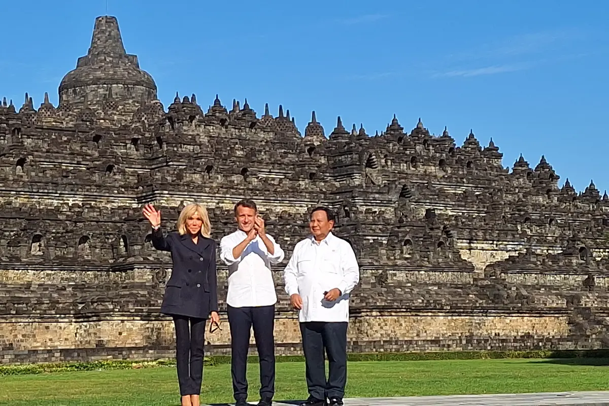 Presiden Prabowo Subianto memperkenalkan Candi Borobudur sebagai situs besejarah dan mahakarya peradaban kepada Presiden Prancis, Emmanuel Macron.