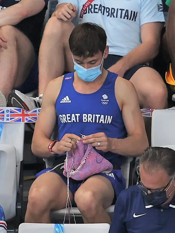 Viral, Atlet Loncat Indah Inggris Ini Kedapatan Sibuk Merajut di Olimpiade Tokyo 2020