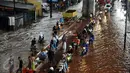 Sejumlah pengguna jalan menghindari genangan air di Jalan Ciledug Raya dekat perempatan Seskoal, Jakarta, Jumat (11/11). Hujan deras diringi petir kembali melanda Jakarta mengakibatkan genangan air di beberapa titik. (Liputan6.com/Helmi Fithriansyah)
