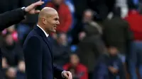 Ekspresi pelatih Real Madrid, Zinedine Zidane, pada pertandingan melawan Atletico Madrid di Santiago Bernabeu, Sabtu (27/2/2016) malam WIB. (Reuters/Juan Medina)