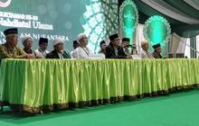 Cerita Gus Mus rela cium kaki peserta Muktamar agar NU damai