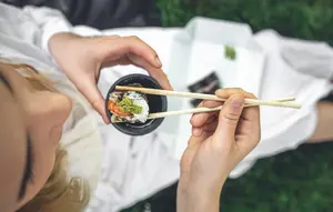 Cara Makan dengan Sumpit yang Benar untuk Pemula, Lengkap Teknik dan Etikanya