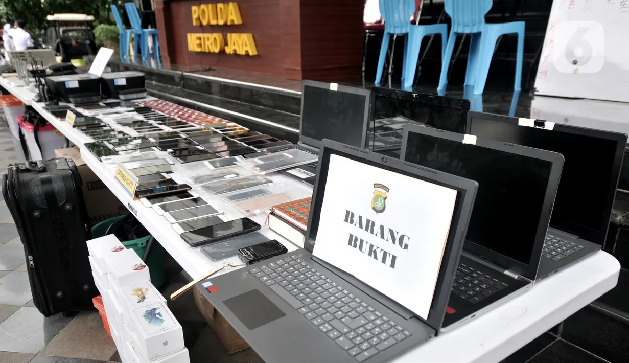 Barang bukti dihadirkan saat rilis kasus penipuan online (Telecom Fraud) di Mapolda Metro Jaya, Jakarta, Selasa (26/11/2019). Polisi meringkus 91 tersangka yang merupakan warga negara (WN) China. (merdeka.com/Iqbal Nugroho)