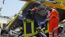 Petugas saat memeriksa kondisi kereta yang alami kecelakaan di di desa selatan Corato, Bari, Italia, (12/7). Sedikitnya 11 orang tewas dan puluhan luka-luka akibat tabrakan kedua kereta tersebut. (Italian Firefighters/REUTERS)