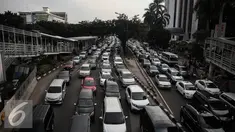Kemacetan panjang terjadi di di jalur 3 in 1 di Jalan Jenderal Sudirman, Jakarta, Selasa (10/5). Pemprov DKI Jakarta secara resmi akan menghapus aturan jalur 3 in 1 pada Senin (16/5). (Liputan6.com/Faizal Fanani)
