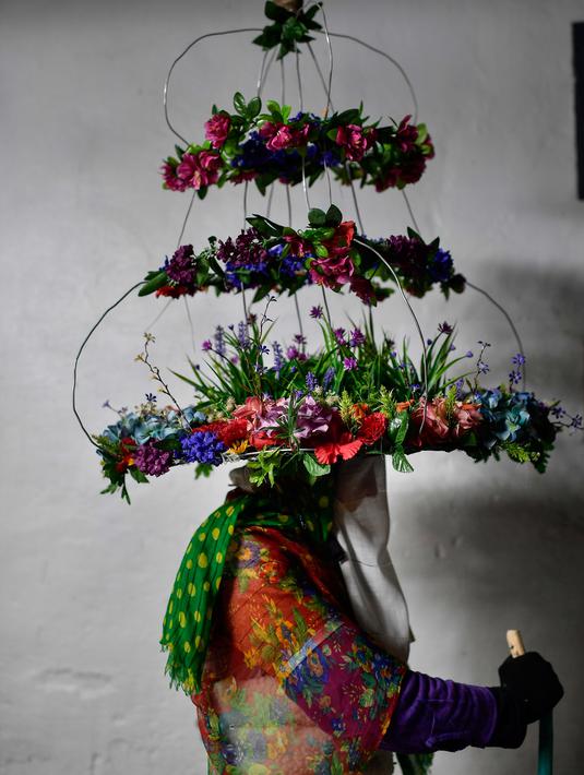 Seorang peserta mengenakan kostum, topeng dan topi yang dikenal sebagai '' Ttutturo '' saat mengikuti karnaval di desa Pyrenees Leitza, Spanyol (30/1). Ttutturo ini dihiasi pita dan bulu. (AP Photo / Alvaro Barrientos)