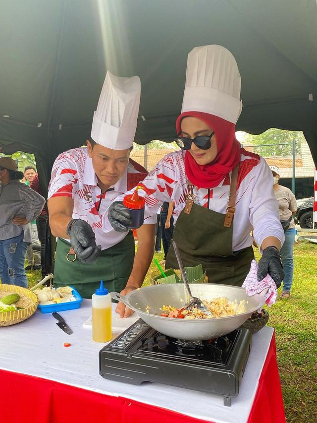 7 Potret Kompak Juliana Moechtar dan Suami saat Ikut Lomba Masak Agustusan