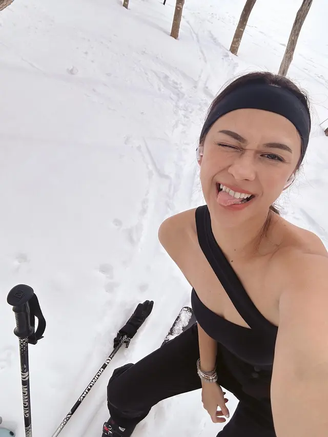Kuat Tahan Dingin, Ini 7 Momen Nana Mirdad Main Ski di Jepang