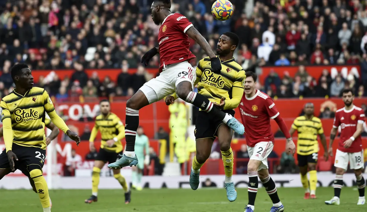 Bek Manchester United, Aaron Wan-Bissaka berebut bola dengan pemain Watford, Emmanuel Dennis pada pertandingan lanjutan Liga Inggris di di Old Trafford di Manchester, Inggris, Sabtu (26/2/2022). Hasil ini membuat MU tertahan di peringkat empat dengan 47 poin. (AP Photo/Rui Vieira)