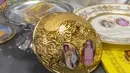 Kemudian ada Cawan berwarna emas yang dilengkapi foto pangeran Mateen dan Anisha Rosnah. Cawan emas tersebut berisi patchi, salah satu cokelat termahal di dunia. [Foto: TikTok/yourgoodbyevideo]