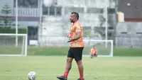 Persis Solo resmi memberikan perpanjangan kontrak untuk pelatih fisiknya, Felipe de Farias. Dengan kesepakatan ini, lelaki asal Brasil itu akan bertahan bersama Laskar Sambernyawa hingga 2025. (Bola.com/Dok Persis Solo)