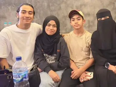 Ummi Pipik membagikan momen ulang tahun putrinya yang ke-23. Untuk memperingati ulang tahun Adiba, Ummi Pipik dan ketiga adik Adiba, secara khusus mengadakan dinner di sebuah restoran dengan mengundang sejumlah rekan dan saudara. (Liputan6.com/IG/@_ummi_pipik_)
