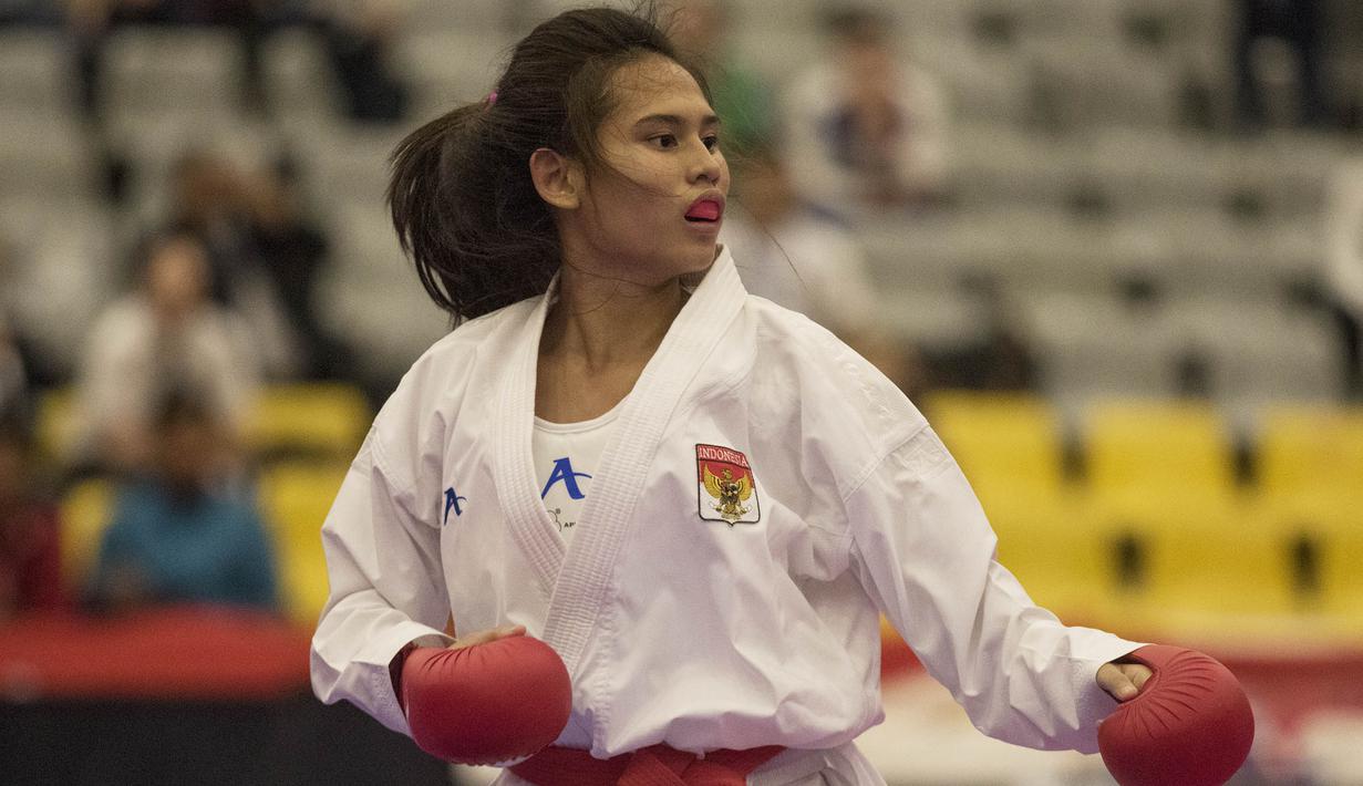 Karateka junior Indonesia, Ceyco Georgia Zefanya bersiap tampil pada partai final nomor Junior Kumite 59+ kg pada Kejuaraan Dunia Karate Junior, Cadet dan U-21 di ICE BSD, Tangerang, Jumat (13/11/2015). (Bola.com/Vitalis Yogi Trisna) 