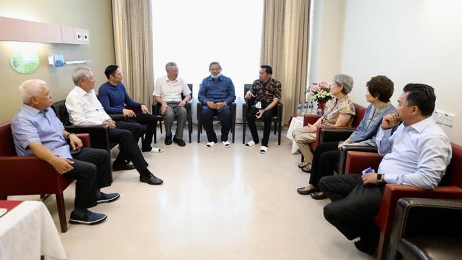 PM Singapura, Lee Hsien Loong dan Wakil PM Singapura, Mr. Teo Chee Hean menjenguk Ani Yudhoyono di National University Hospital, Singapura, Jumat (15/2). Ani Yudhoyono tengah dirawat intensif karena sakit kanker darah. (Liputan6.com/HO/Anung Anandito)