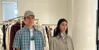 Burberry Autumn Winter 2026 collection menawarkan busana yang dirancang untuk menyesuaikan dengan perubahan cuaca, dan segudang agenda. Permainan motif kotak-kotak senada dan aksen material kulit yang lembut menambahkan kontras halus khas musim dingin. / Foto: dok Fimela.com