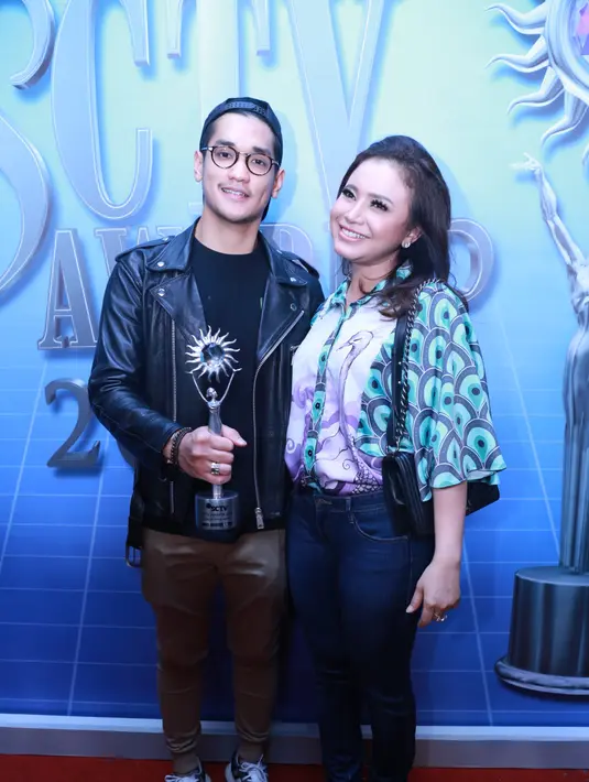 Penyanyi Paling Ngetop di SCTV Awards berhasil di raih oleh Afgan. Lantaran terlambat hadir, pengambilan penghargaan diwakilkan oleh teman dekat dan satu lebel, penyanyi Rossa. (Adrian Putra/Bintang.com)