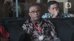 Rektor IAIN Ambon, Hasbullah Toisuta bersiap untuk menjalani pemeriksaan di Gedung KPK, Jakarta, Jumat (15/11/2019). Hasbollah Toisuta diperiksa dalam penyidikan kasus sengketa lahan pembangunan Kampus. (merdeka.com/Dwi Narwoko)