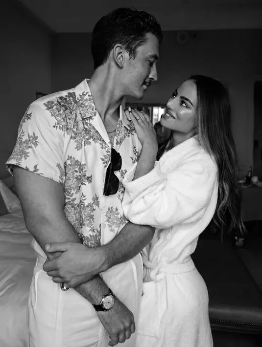 Mereka sudah menjalin hubungan sejak tahun 2013. Pada tahun 2017, Miles Teller melamar Keleigh Sparry pada saat mereka liburan di Afrika. (Liputan6.com/IG/@moniquelhuillier)
