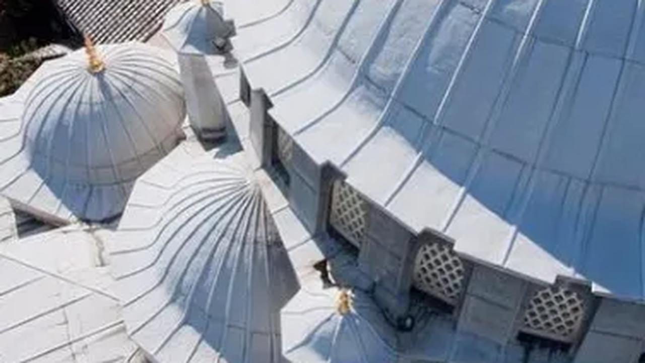 3. Tokyo Camii adalah masjid dengan bangunan bergaya Ottoman. Karena itulah, arsitekturnya mirip dengan Masjid Biru dan Hagia Sophia di Istanbul.