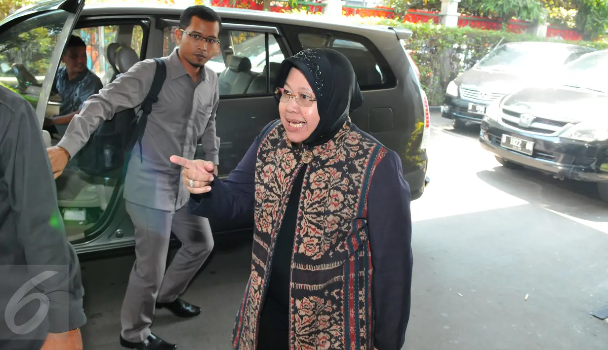 Walikota Surabaya, Tri Rismaharini saat tiba di kantor Kementerian PANRB, Jakarta, Selasa (4/8/2015). Risma mendatangi Kemenpan-RB dalam rangka optimalisasi pelayanan publik dan reformasi birokrasi di daerah. (Liputan6.com/Andrian M Tunay)