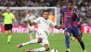 Bek Real Madrid asal Brasil #03, Eder Militao, menjegal penyerang Barcelona asal Inggris #14, Marcus Rashford, dalam pertandingan Liga Spanyol antara Real Madrid CF dan FC Barcelona di Stadion Santiago Bernabeu, Madrid, pada 26 Oktober 2025. (Oscar DEL POZO/AFP)