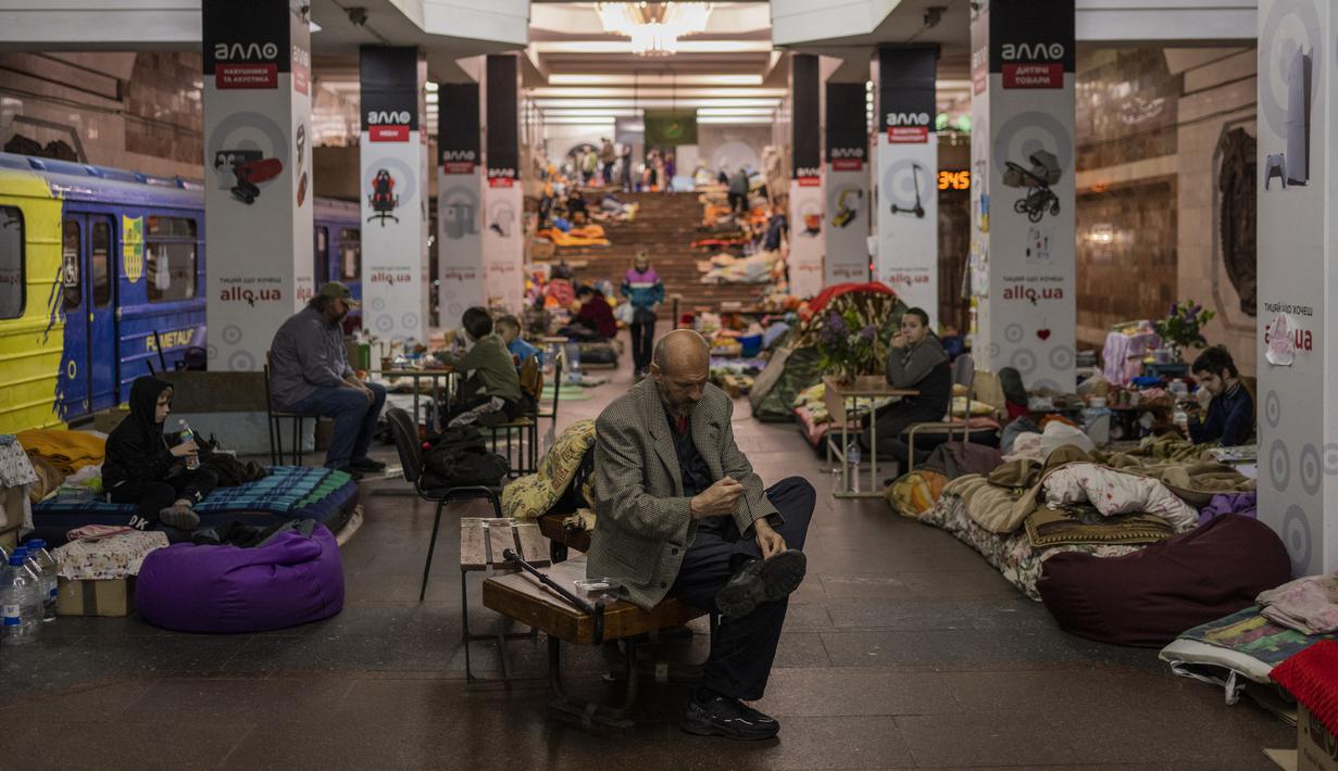 Warga tinggal di kereta bawah tanah kota Kharkiv, di Ukraina timur, Kamis (19/5/2022). Meskipun pengeboman di Kharkiv telah berkurang dan kereta bawah tanah tersebut diperkirakan akan beroperasi awal minggu depan, beberapa penduduk masih menggunakannya sebagai tempat perlindungan bom sementara. (AP Photo/Bernat Armangue)