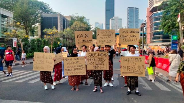 Parade Berkain yang Dilaksanakan di Car Free Day Jakarta oleh Lingkar Temu Kabupaten Lestari (LTKL)Parade Berkain yang Dilaksanakan di Car Free Day Jakarta oleh Lingkar Temu Kabupaten Lestari (LTKL)