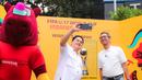<p>Ketua PSSI, Erick Thohir (tengah), melakukan swafoto bersama Penjabat (Pj) Gubernur DKI Jakarta, Heru Budi Hartono (kanan), saat memamerkan trofi Piala Dunia U-17 2023 kepada masyarakat di Bundaran Hotel Indonesia (HI), Jakarta, Minggu (15/10/2023). (Bola.com/Bagaskara Lazuardi)</p>