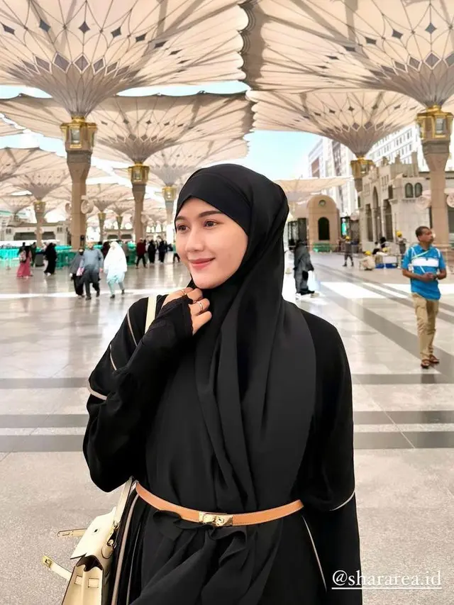 Pesona Erina Gudono Jalani Ibadah Umrah Bersama Kaesang Pangarep, Tampil Stylish Padukan Abaya dan Ikat Pinggang Hermes