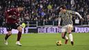 Striker Juventus, Federico Chiesa (kanan) menguasai bola di depan bek Salernitana, Flavius Daniliuc pada laga babak 16 besar Coppa Italia 2023/2024 di Juventus Stadium, Turin, Jumat (5/1/2024) dini hari WIB. (dpa via AP Photo/Marco Alpozzi)