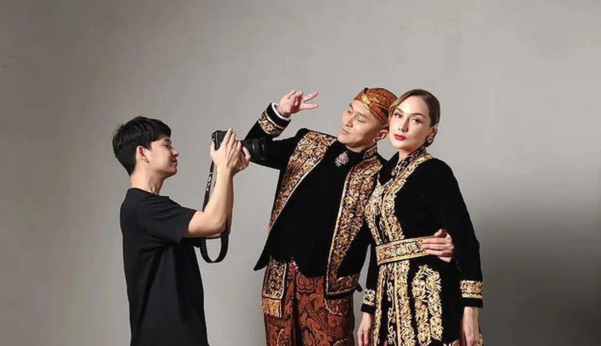 Sebagai perempuan keturunan Jawa, tentu sesi pemotretan ini juga memasukkan unsur budaya Jawa. Berbalut busana pengantin Jawa, Sara Wijayanto dan Demian Aditya kompak mengenakan busana bernuansa hitam emas yang dipadukan dengan kain batik lilit berwarna cokelat tua. (instagram/mariophotographie)