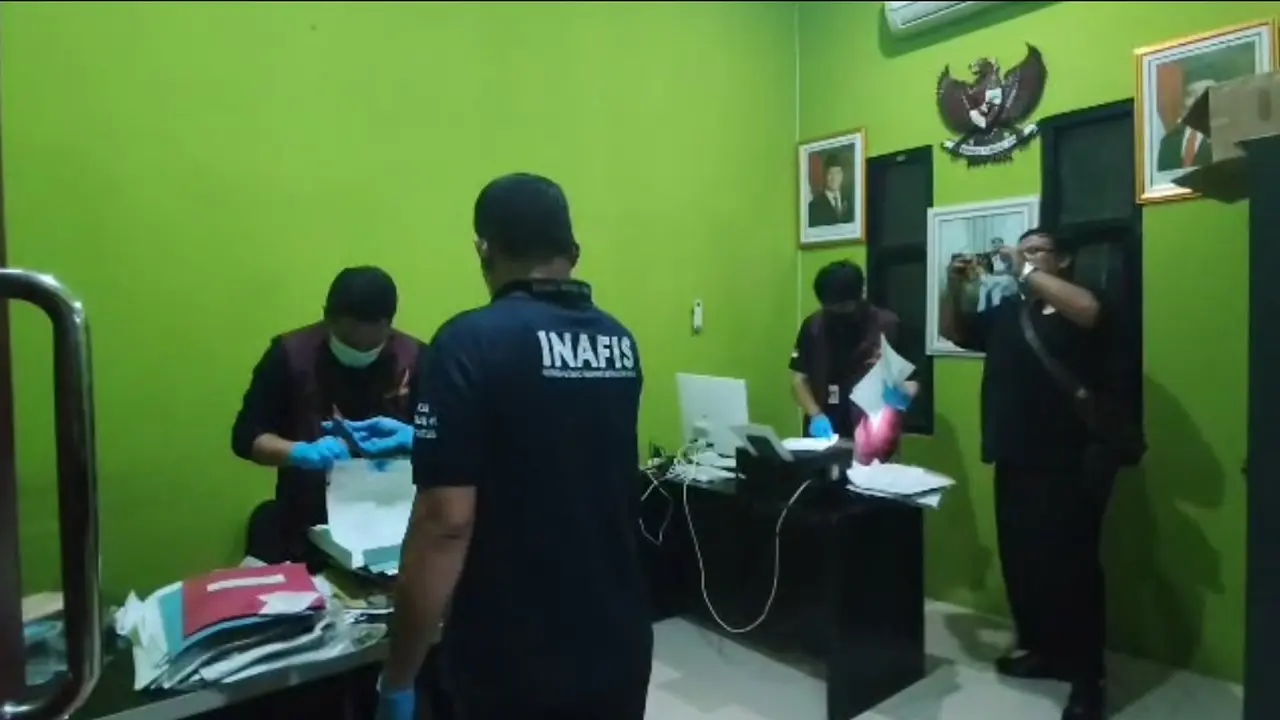Bareskrim Mabes Polri menggeledah kantor Desa Kohod, Pakuhaji, Kabupaten Tangerang, Senin (10/2/2025) malam.