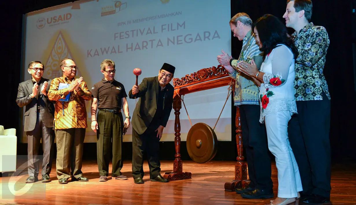 Ketua BPK, Harry Azhar Azis membuka Festival Film Kawal Harta Negara 2017 di Gedung Usmar Ismail, Jakarta, Selasa (14/3). Sosialisasikan upaya menjaga harta negara, BPK gelar Festival Film Kawal Harta Negara 2017. (Liputan6.com/Yoppy Renato)