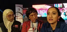 Ikang Fawzi dan anak-anaknya, Bella dan Chiki Fawzi. (M Altaf Jauhar/ Liputan6.com)