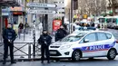Polisi mengamankan lokasi kejadian seusai seorang pria ditembak mati di sebuah kantor polisi di Paris, Prancis, Kamis (7/1/2016). Pria itu ditembak mati karena memaksa masuk ke kantor polisi sambil membawa pisau. (REUTERS/Charles Platiau)
