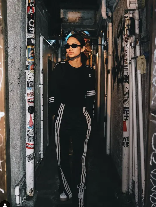 Mengenakan tracksuit, penampilan Azizah Salsha begitu menjanjikan. Semakin penuh aksi dengan kacamata kekinian. [Foto: Instagram/ Azizah Salsha]