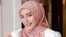 <p>Inspirasi gaya hijab untuk dipadukan dengan workwear, tapi tetap sopan. Adelia Pasha menampilkan gaya dengan sisi hijab yang bisa digunakan untuk menutupi area dada, sedangkan ada bagian yang dililitkan di leher, sehingga bisa membingkai wajah dengan baik. Foto: Instagram.</p>
