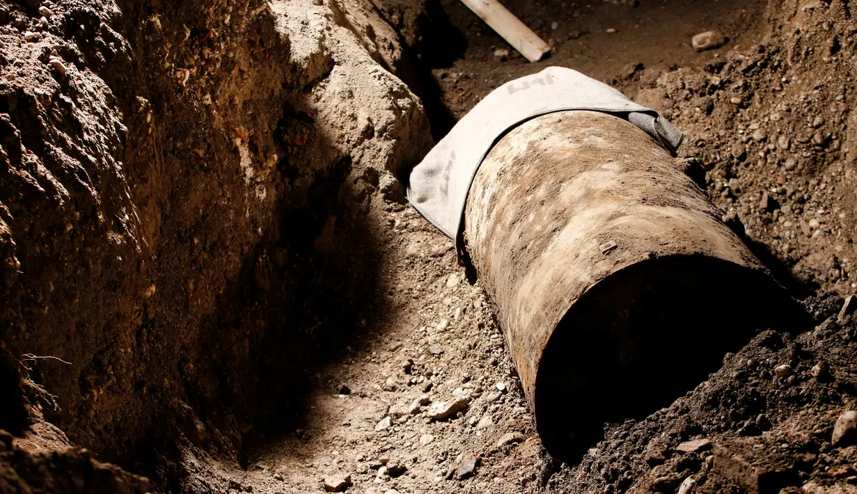 Bom zaman Perang Dunia II berbobot 1,8 ton yang berhasil dijinakkan di pusat Kota Augsburg, Jerman, Minggu (25/12). Otoritas setempat yang menjinakkan bom itu mengharuskan lebih dari 54.000 warga meninggalkan rumah untuk mengungsi (REUTERS/Michaela Rehle)