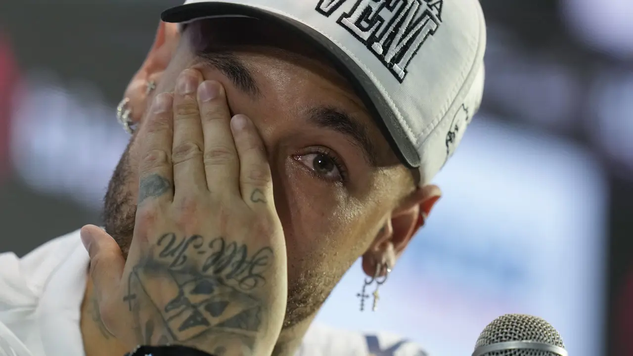 Foto: Momen Haru Neymar Saat Reuni di Klub Masa Kecilnya, Cium Lapangan hingga Teteskan Air Mata