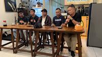 Konferensi Pers Malut United di Rumah Kopi, Ternate, Maluku Utara, Kamis (14/3/2024). Manajemen Laskar Kie Raha berbicara banyak hal, termasuk persiapan menyambut Liga 1 2024/2025. (Bola.com/Hery Kurniawan)