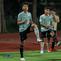 Kapten Timnas Indonesia U-16, I Putu Panji Apriawan, saat menjalani sesi latihan terakhir di Stadion UNS, Solo, Minggu (39/6/2024), jelang laga semifinal Piala AFF U-16 2024. (Bola.com/Radifa Arsa)