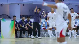 Pelatih Timnas Futsal Indonesia, Hector Souto memberikan instruksi saat timnya berhadapan dengan Malaysia di Piala AFF Futsal 2026 yang bertempat di Nonthaburi Sports Complex Gymnasium, Thailand, Selasa (7/4/2026). (Dok. FFI)