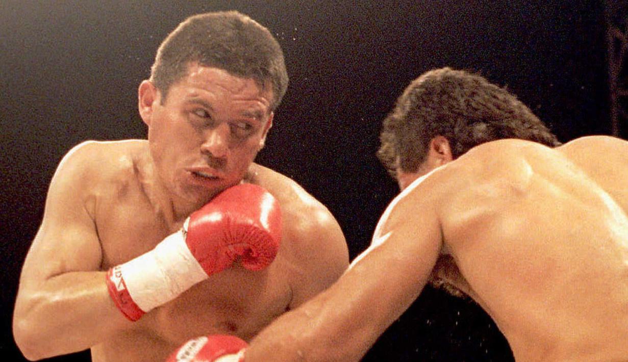 Petinju Julio Cesar Chavez Sr. asal Meksiko saat melawan Tony Lopez pada 10 Desember 1994 di Monterrey. Chavez memiliki rekor 107 kali menang (80 KO), 6 kalah, dan 2 seri (1980-2005). (AFP/Carlos Schiebeck)