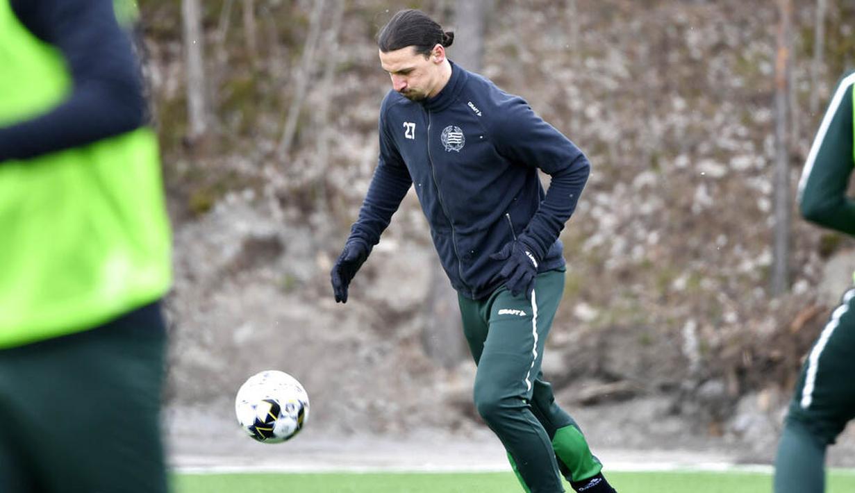 Pemain AC Milan, Zlatan Ibrahimovic, menendang bola saat melakukan latihan bersama klub Swedia Hammarby di Stockholm, Swedia, Senin (13/4/2020). Ibrahimovic yang sedang berada di kampung halaman menyempatkan diri berlatih sepak bola meski di tengah wabah virus corona. (AP/Henrik Montgomery)