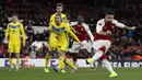 Striker Arsenal, Olivier Giroud, melepaskan tendangan penalti ke gawang BATE Borisov pada laga Liga Europa di Stadion Emirates, Jumat (8/12/2017). Arsenal menang 6-0 atas BATE Borisov. (AP/Kirsty Wigglesworth)