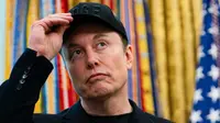 Elon Musk terlihat dalam konferensi pers bersama Presiden AS Donald Trump di Ruang Oval Gedung Putih di Washington, DC, pada 30 Mei 2025. Miliarder Elon Musk, orang terkaya di dunia, hampir setengah jalan untuk menjadi triliuner pertama di dunia, menurut laporan majalah Forbes pada 1 Oktober 2025. (Allison ROBBERT/AFP)