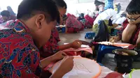 Para pelajar Cirebon semangat membatik motif Mega Mendung demi memecahkan rekor Muri dan dunia. Foto (Liputan6.com / Panji Prayitno)